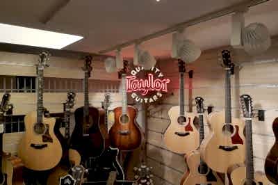 İstanbul, Beyoğlu (Tünel) Akustik & Klasik Gitar Mağazası, Fotoğraf: (2/2)